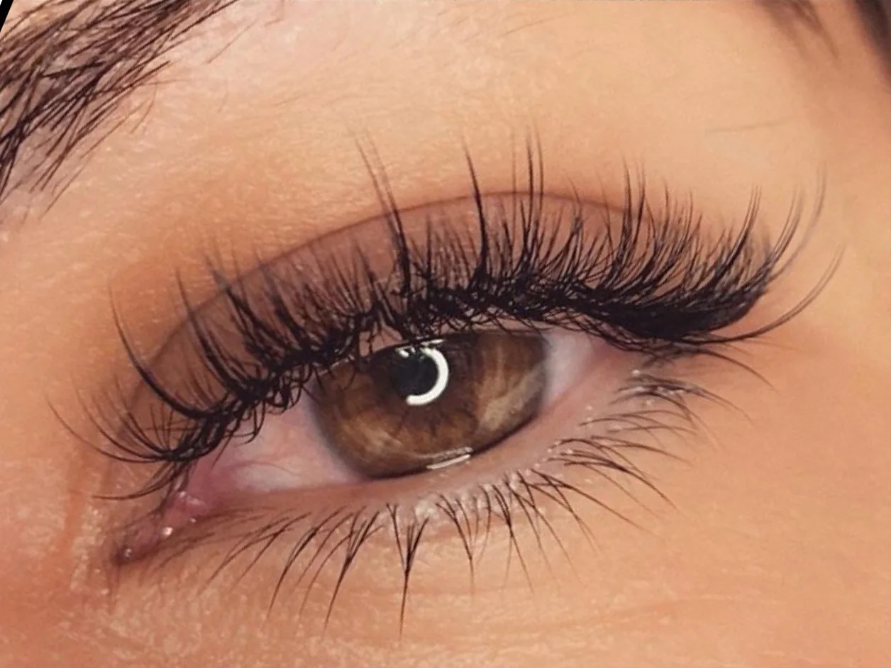 Beauty Lover & Lash client result with a textured natural wispy lash map